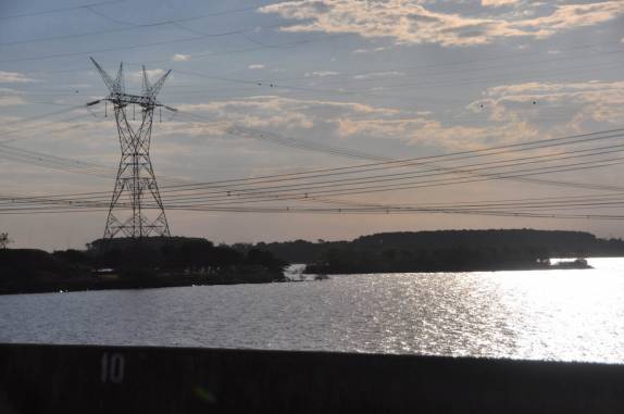 Torres levam a energia produzida pela Usina de Itaipu, em Foz do Iguaçu, fronteira de Brasil e Paraguai